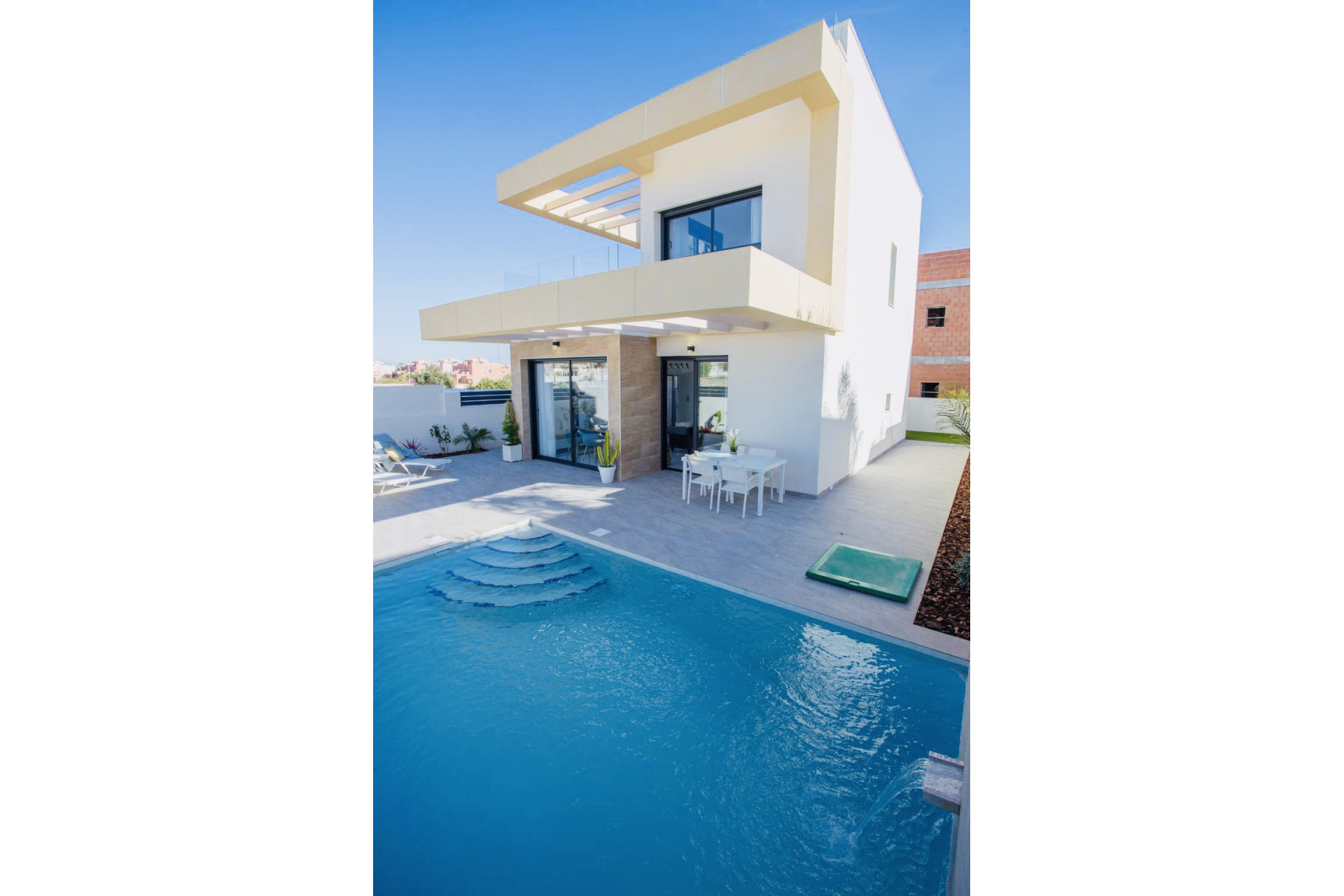 Obra nueva - Chalet independiente -
Los Montesinos - 03187