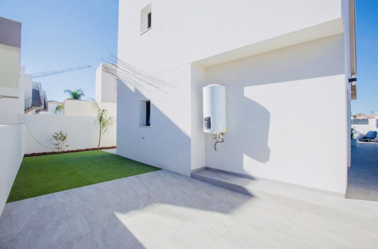 Obra nueva - Chalet independiente -
Los Montesinos - 03187