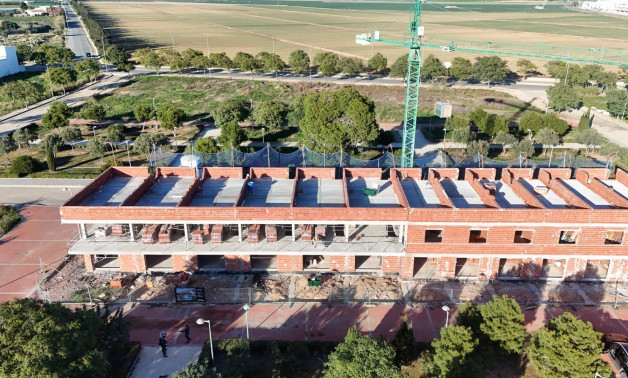 Новое здание - Town House -
Pilar de la Horadada - pueblo