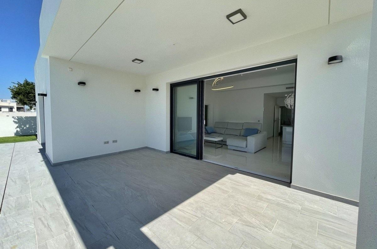 Obra nueva - Villa -
Rafal - polideportivo