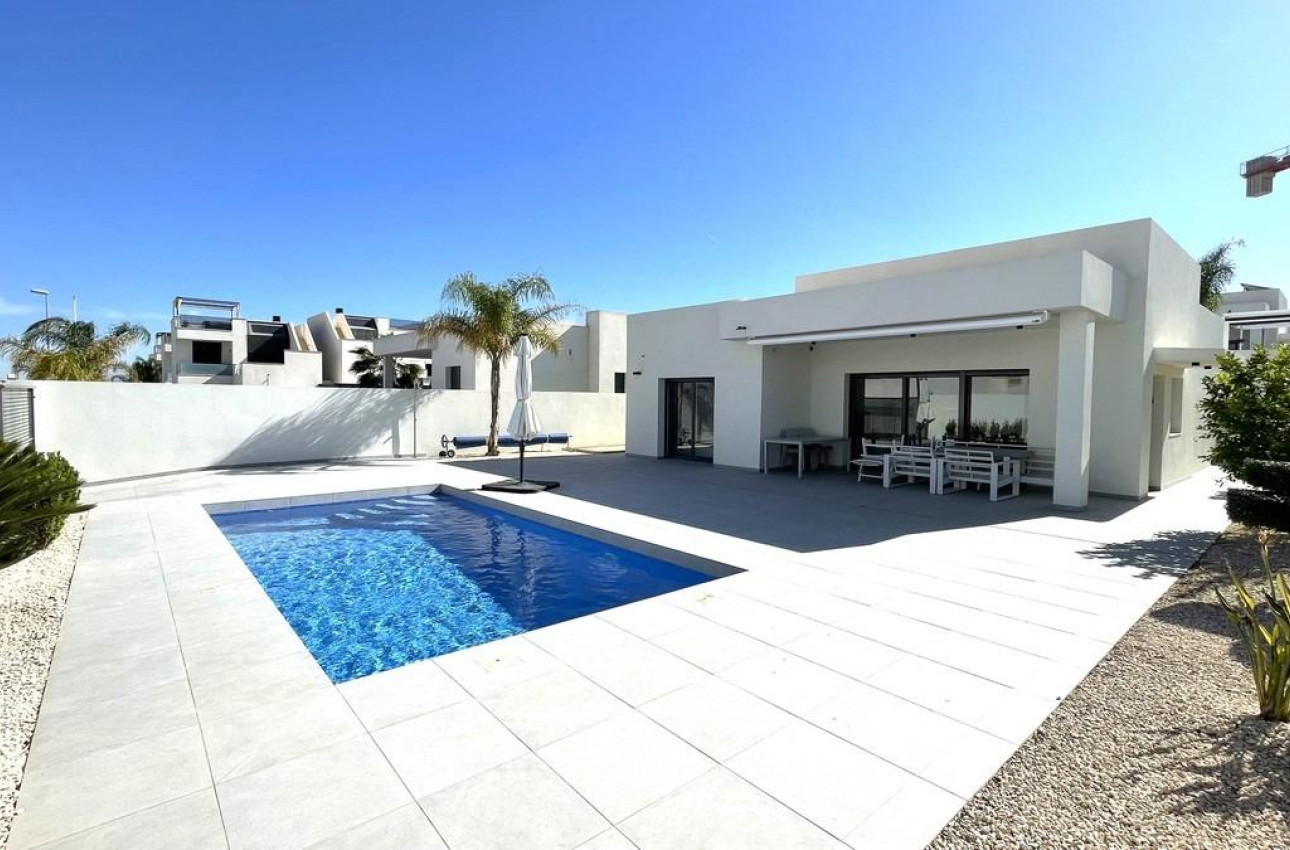 Obra nueva - Villa -
Rafal - polideportivo